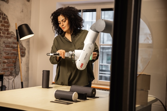 ABB flessibile e nuovo GoFa CRB15000 Cobot con la pinza di presa del robot di Onrobot RG6