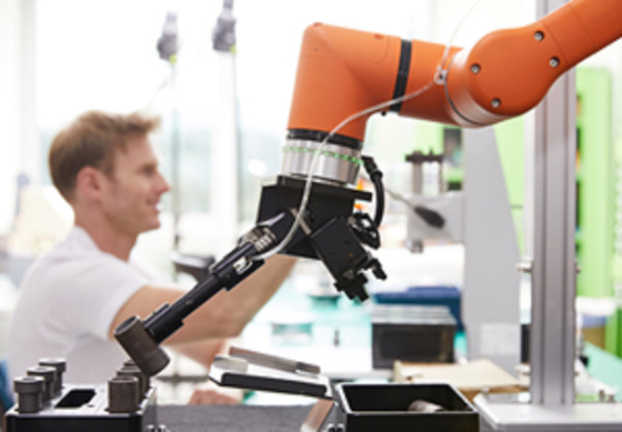Braccio di collaborazione del robot di Cobot Palletizer HCR-12 di asse di Hanwha 6 con la pinza di presa del sistema Onrobot di visione