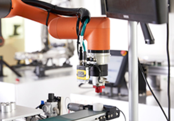 Braccio di collaborazione del robot di Cobot Palletizer HCR-12 di asse di Hanwha 6 con la pinza di presa del sistema Onrobot di visione
