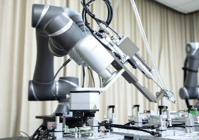 6 braccio robot di Techman Cobot TM14 di asse per il raccolto d'avvitamento che dispone con la pinza di presa elettrica del robot