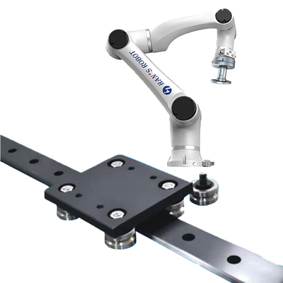 Braccio di collaborazione del robot di Hans E5 con la pinza di presa ed il sistema ferroviario pneumatici di Onrobot
