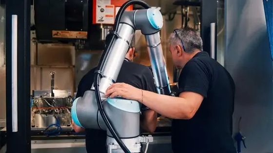 Robot di UR UR10 Cobot con il tipo elettrico robot di collaborazione della pinza di presa 3-Finger di SMC di LEHS per il trattamento di trasporto con palette