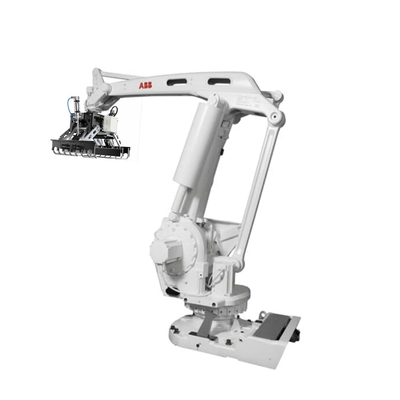 Asse del robot IRB2600 4 di ABB IRB con la pinza di presa pneumatica per la pelletizzazione del robot ed il posto della scelta