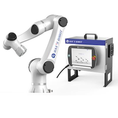 L'asse del robot del cobot di Hans E5 e del braccio 6 del robot con il regolatore del braccio del robot ed insegna alla pinza di presa del onrobot e pendente
