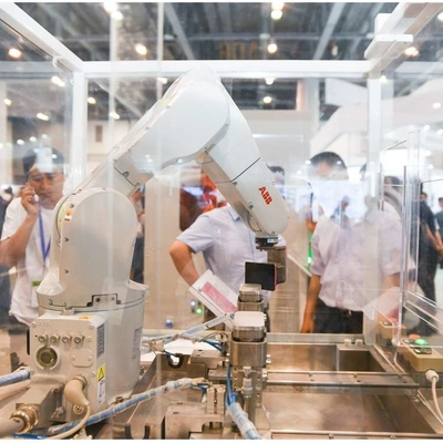 Mini braccio robotico 6 assi ABB IRB 1200 con CNGBS Robot Gripper per la manipolazione dell'automazione del robot