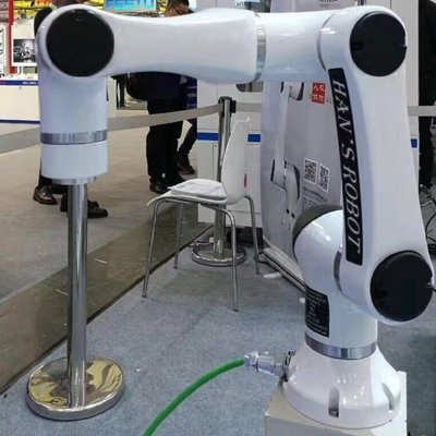 HAN'S E5 con carico utile di 5 kg come robot collaborativo con robot CNGBS per carico e scarico