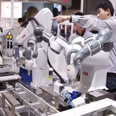 Manipolazione del braccio robotico 6 assi IRB 1300 con CNGBS Robot Gripper per il robot di movimentazione del materiale
