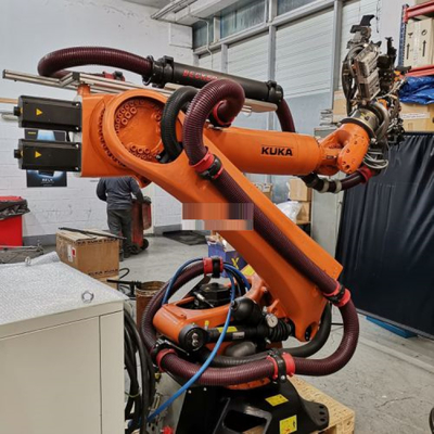 KUKA KR 360 R2830 Braccio robotico carico utile 360 kg con linea di assemblaggio CNGBS per l'assemblaggio del motore come pick and place machine