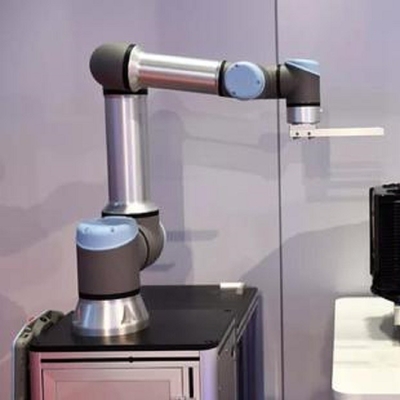 Robot collaborativo UR 16e con carico utile di 16 kg con tazze di aspirazione a vuoto del manipolatore come cobot