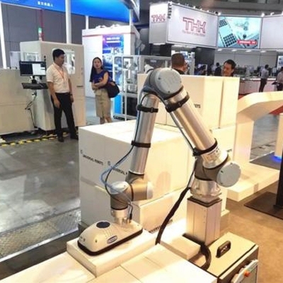 Robot collaborativo UR 16e con carico utile di 16 kg con tazze di aspirazione a vuoto del manipolatore come cobot