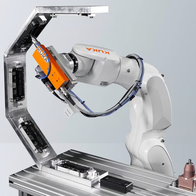 KUKA Cobot KR 4 R600 per la manipolazione con la pinza Onrobot come pick and place machine