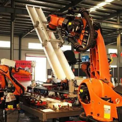 KUKA KR 210 R2700 Roboti industriali con guide lineari CNGBS per l'assemblaggio del motore