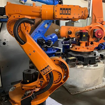 KUKA KR 210 R2700 Roboti industriali con guide lineari CNGBS per l'assemblaggio del motore