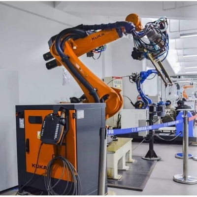 Kuka Robot KR 70 R2100 con stazione di pulizia delle pistole CNGBS per l'automazione della saldatura con braccio robot a 6 assi