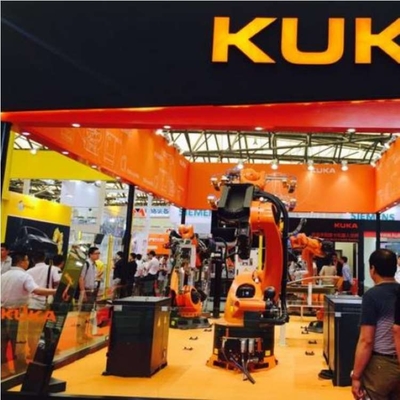 Kuka Robot KR 70 R2100 con stazione di pulizia delle pistole CNGBS per l'automazione della saldatura con braccio robot a 6 assi