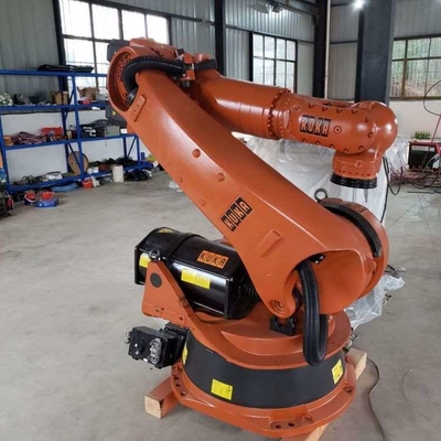 Kuka Robot KR 70 R2100 con stazione di pulizia delle pistole CNGBS per l'automazione della saldatura con braccio robot a 6 assi