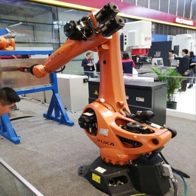 Kuka Robot KR 70 R2100 con stazione di pulizia delle pistole CNGBS per l'automazione della saldatura con braccio robot a 6 assi