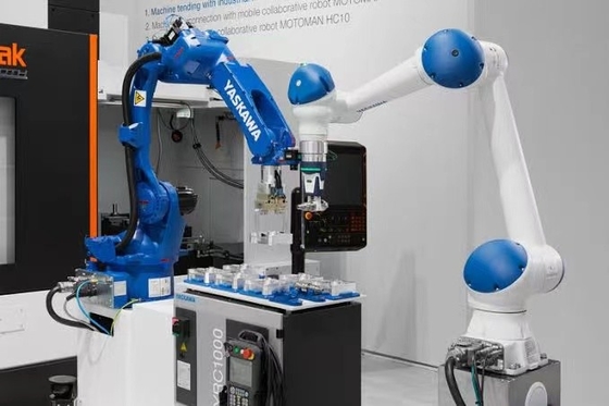 YASKAWA MOTOMAN GP12 con pistola di saldatura come robot di saldatura per robot industriale di fabbrica