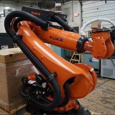 6 assi braccio di saldatura robotico Kuka KR 210 R2700-2 con posizionatore di saldatura CNGBS per robot di saldatura