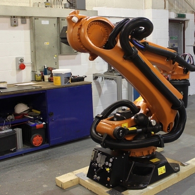 KUKA Robot KR 120 R3200 PA con carico utile di 120 kg e portata di 3195 mm di palletizzazione