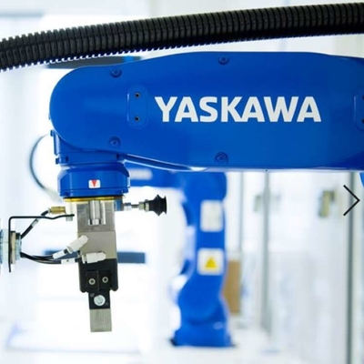 6 assi di selezione e posizionamento del braccio robotico Yaskawa GP8 con CNGBS Robot Gripper per robot di movimentazione dei materiali