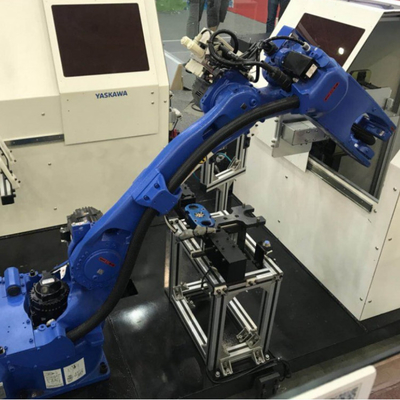 6 assi braccio robotico Yaskawa GP12 con recinzione di sicurezza CNGBS per la gestione automatica come robot universale