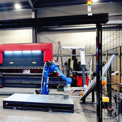 Industrial Yaskawa Robot Arm GP180 con afferratore CNGBS come macchina per la produzione di pallet