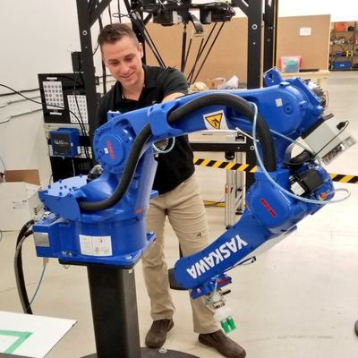 GP12 Industrial Yaskawa Robot Arm con carico utile di 12 kg come braccio robot a 6 assi per la selezione e il posizionamento