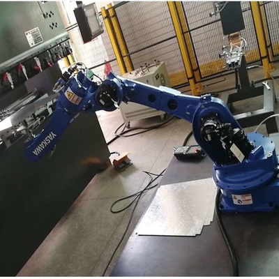 Braccio robotico industriale a 6 assi Yaskawa GP35L con afferratore robot CNGBS per robot di movimentazione automatizzata