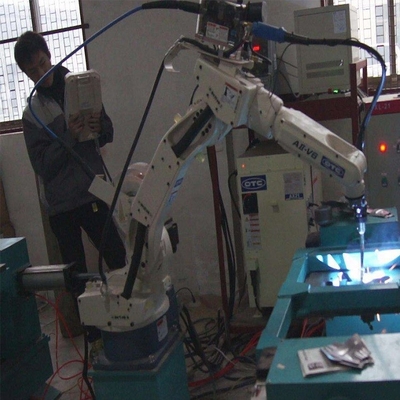 Robot industriale OTC FD-B6L con portata 2008MM con saldatori ARC e macchina di saldatura DM350