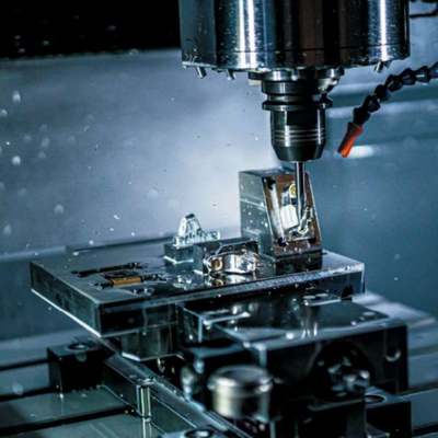 Centrale di lavorazione verticale della serie VL V850L utilizzata in vari siti di produzione come accessori per macchine utensili