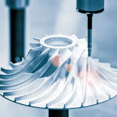 Centrale di lavorazione verticale della serie VL V1370L utilizzata in vari siti di produzione come accessori per macchine utensili