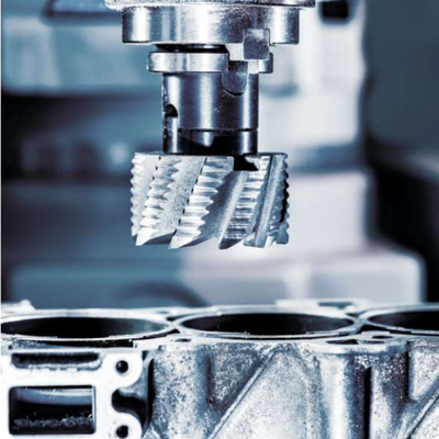 Centrale di lavorazione verticale della serie VL V1370L utilizzata in vari siti di produzione come accessori per macchine utensili