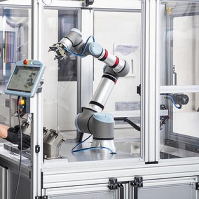 Robot collaborativo ad alto carico UR 16e con carico utile di 16 kg su 6 assi come robot cobot per l'imballaggio