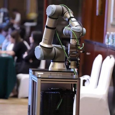 Robot collaborativo ad alto carico UR 16e con carico utile di 16 kg su 6 assi come robot cobot per l'imballaggio