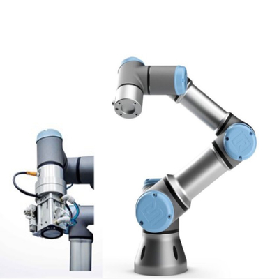 UR3 Universal Robot Cobot con pinza come macchina di assemblaggio per l'assemblaggio del motore