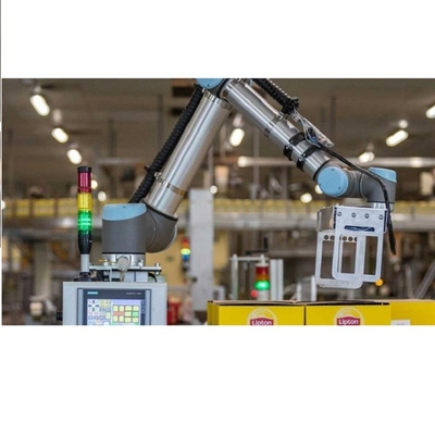 Braccio robot collaborativo UR 10e Of 6 Aixs Cobot con carico utile di 10 kg con copertura robot per la saldatura