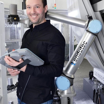 Braccio robot collaborativo UR 10e Of 6 Aixs Cobot con carico utile di 10 kg con copertura robot per la saldatura