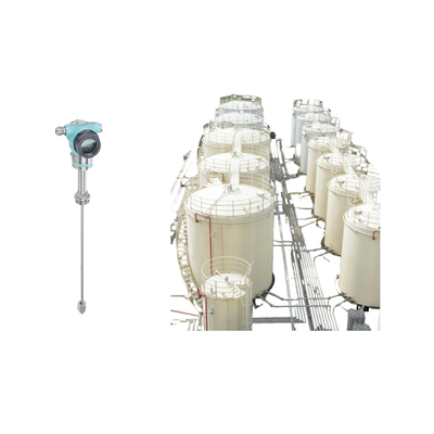 Misurazione del livello del liquido nel serbatoio di stoccaggio del petrolio equipaggiato con lo strumento FEEJOY FJM-L magnetostrictive level transmitter