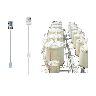 Misurazione del livello del liquido nel serbatoio di stoccaggio del petrolio equipaggiato con lo strumento FEEJOY FJM-L magnetostrictive level transmitter