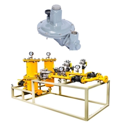 Valvola di scorrere per gas naturale dotata di regolatori della serie Emerson Fisher T205/T205M e manometro WIKA