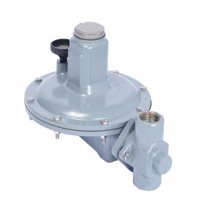 Valvola di scorrere per gas naturale dotata di regolatori della serie Emerson Fisher T205/T205M e manometro WIKA