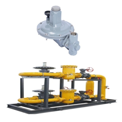 Valvola di scorrere per gas naturale dotata di regolatori della serie Emerson Fisher T205/T205M e manometro WIKA