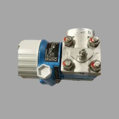 Valvola di controllo del flusso con valvola di flusso di vortice Endress+Hauser Proline Prowirl R 200 e trasmettitore di pressione Deltabar PMD55B.
