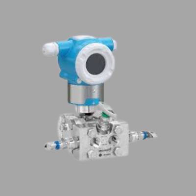 Unità di controllo pressione/portata con misuratore di portata Endress+Hauser Proline Prowirl R 200 e trasmettitore di pressione differenziale Deltabar PMD50.