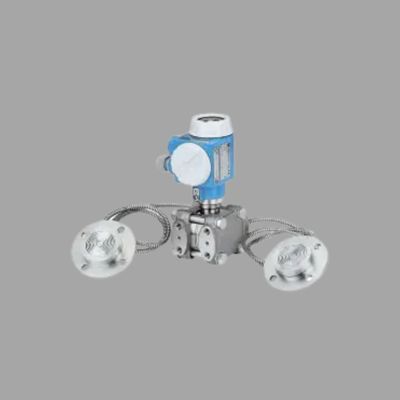 Valvola di controllo del flusso con misuratore di flusso Endress+Hauser ProlineProwirl R200 e trasmettitore di pressione differenziale Deltabar PMD78B.