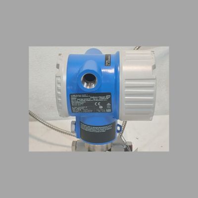 Valvola di controllo del flusso con misuratore di flusso Endress+Hauser ProlineProwirl R200 e trasmettitore di pressione differenziale Deltabar PMD78B.