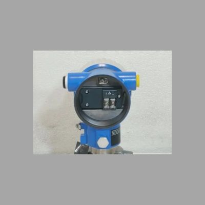 Valvola di controllo del flusso con misuratore di flusso Endress+Hauser ProlineProwirl R200 e trasmettitore di pressione differenziale Deltabar PMD78B.