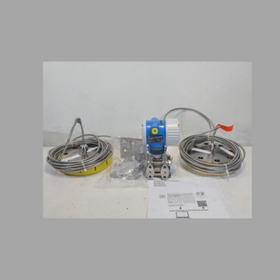 Valvola di controllo del flusso con misuratore di flusso Endress+Hauser ProlineProwirl R200 e trasmettitore di pressione differenziale Deltabar PMD78B.