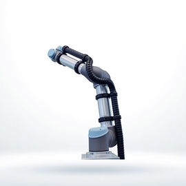 Braccio di collaborazione di saldatura Igus Ur del robot - il morsetto fissa gli accessori di orientamento del cavo